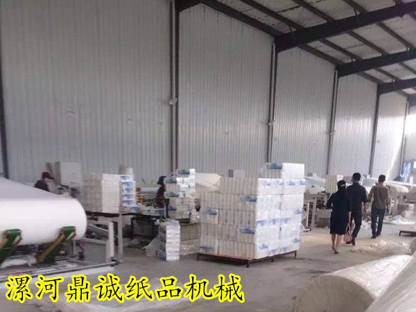 小型衛(wèi)生紙加工現(xiàn)場(chǎng) 小型衛(wèi)生紙加工現(xiàn)場(chǎng)