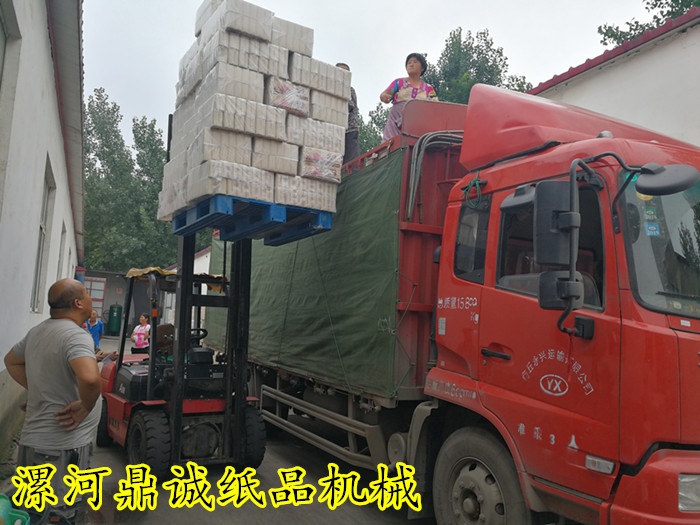加工好的衛(wèi)生紙出貨現(xiàn)場(chǎng) 加工好的衛(wèi)生紙出貨現(xiàn)場(chǎng)