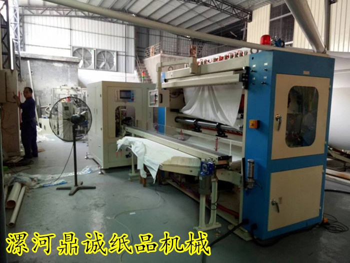 抽紙加工現(xiàn)場(chǎng) 抽紙加工現(xiàn)場(chǎng)