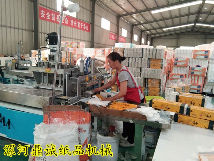 衛(wèi)生紙加工現(xiàn)場 衛(wèi)生紙加工現(xiàn)場